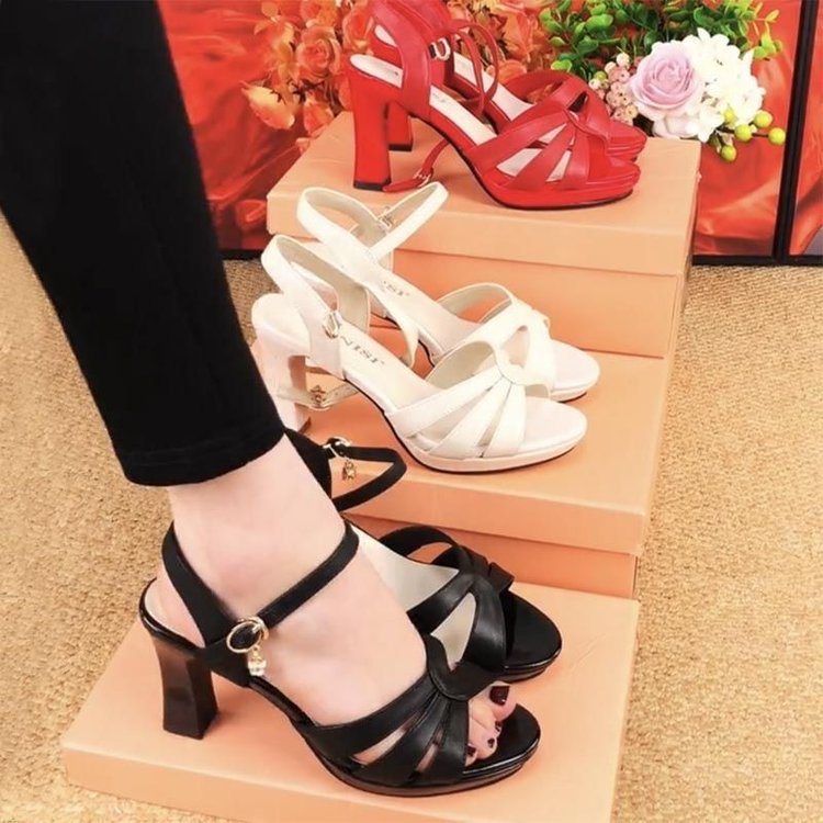 【35-40】Wiosenne letnie sandały na wysokim obcasie z klamrą 3653511