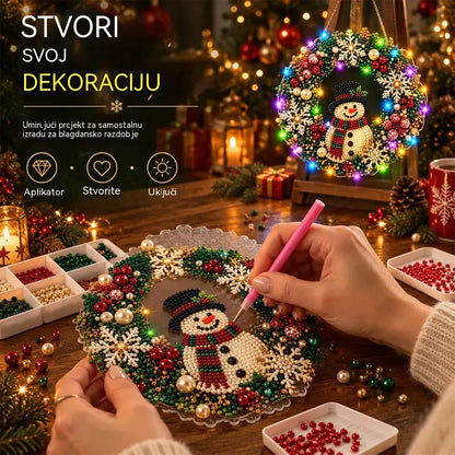 🎄 Božićni vijenac „uradi sam” s dijamantima, biserima i LED lampicama! Izdržljiva akrilna podloga · 9 blagdanskih motiva · Savršen ukras za vrata, zidove i prozore · Poklon od srca!